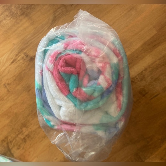 NEW Lilly Pulitzer Unicorns In Bloom Beach/Bath Pool Towel 32” x 64” - Picture 5 of 5